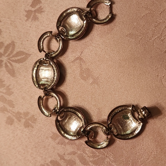 Vintage scrolled trimmed hammered circle links magnetic bracelet - Picture 5 of 5